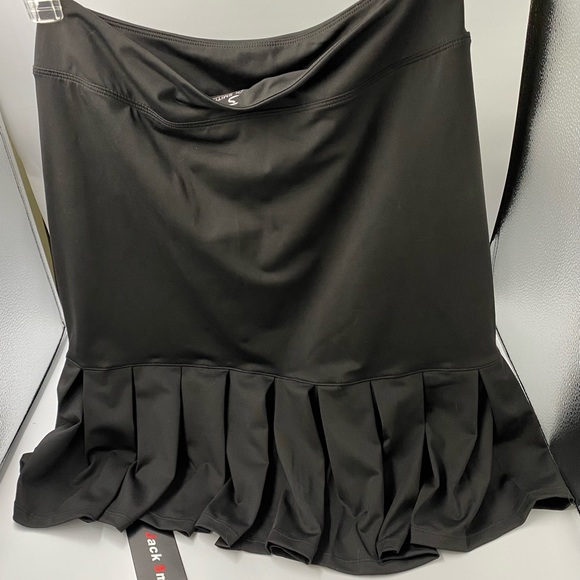 NWT SKORT- black, two pockets – breathable panty underneath – ruffled – pretty - Picture 1 of 6